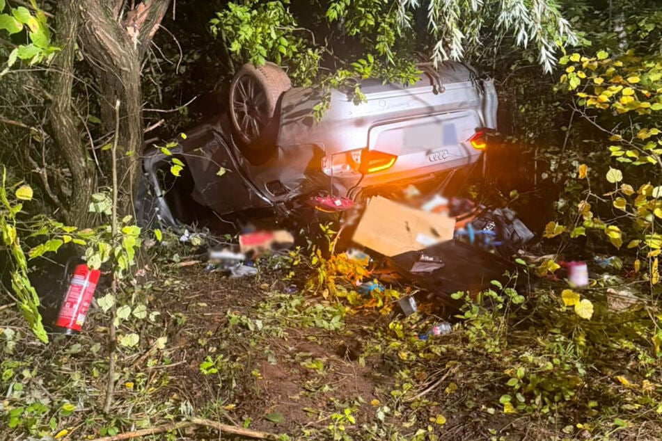 Der Audi überschlug sich und landete im Wald.