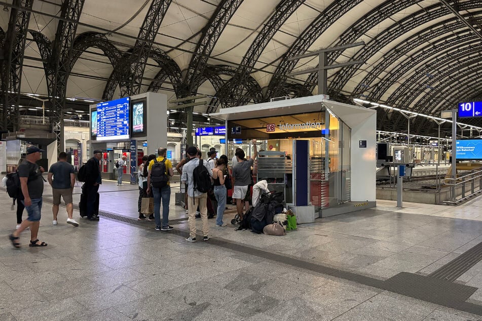 Am DB-Infoschalter erkundigten sich Fahrgäste nach ihren Zügen.
