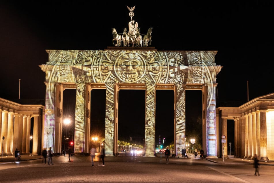 Das Brandenburger Tor ist während der Lichtproben zum Freitag beginnenden "Festival of Lights" illuminiert. Alljährlich werden in Berlin zahlreiche Bauwerke mit spektakulären Lichtshows angestrahlt. 2020 gilt dabei das Motto "Together We Shine".
