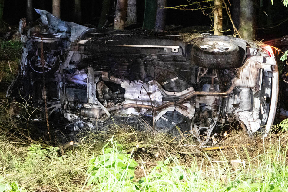 Die Feuerwehr konnte den Brand nach dem Unfall schnell in den Griff bekommen und ein Ausbreiten der Flammen verhindern.