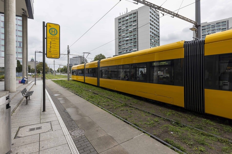 Hier die "alte" Lackierung - zu erkennen an den schwarzen Streifen zwischen den Fenstern.