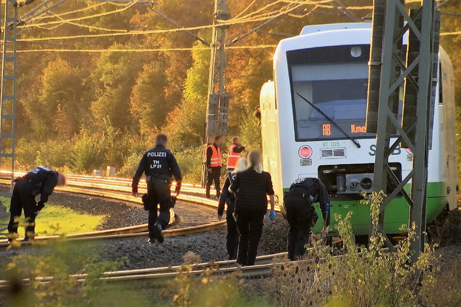 Tödlicher Unfall: Mann steht auf Gleisen und wird von Regionalbahn erfasst