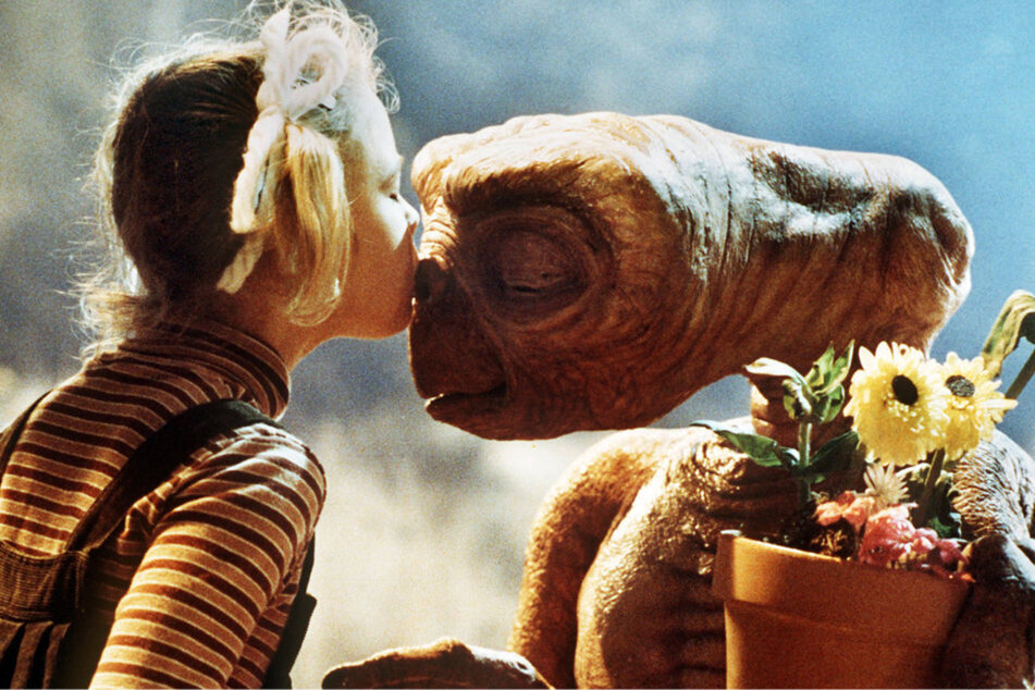 Der Außerirdische E.T. versucht durch seinen Freund Elliott und dessen Geschwister wieder nach Hause zu kommen.