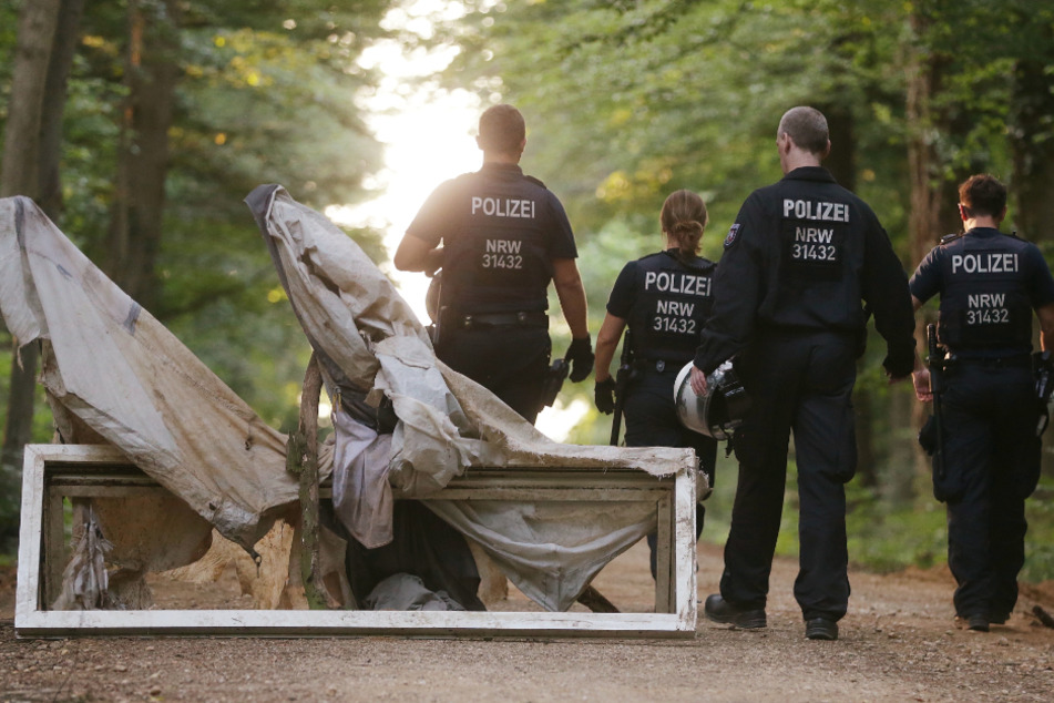 Die Polizei geht gegen Barrikaden im Hambacher Forst vor.