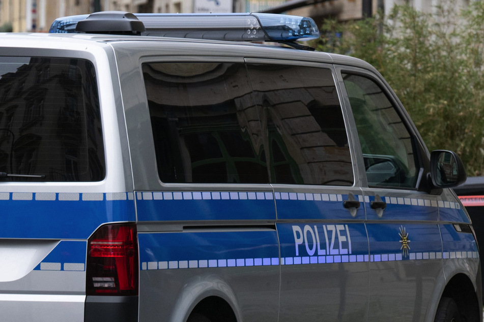 Dresden: Polizei sucht Mann, der Auto-Kennzeichen klaut und Tankstellen um Kraftstoff betrügt