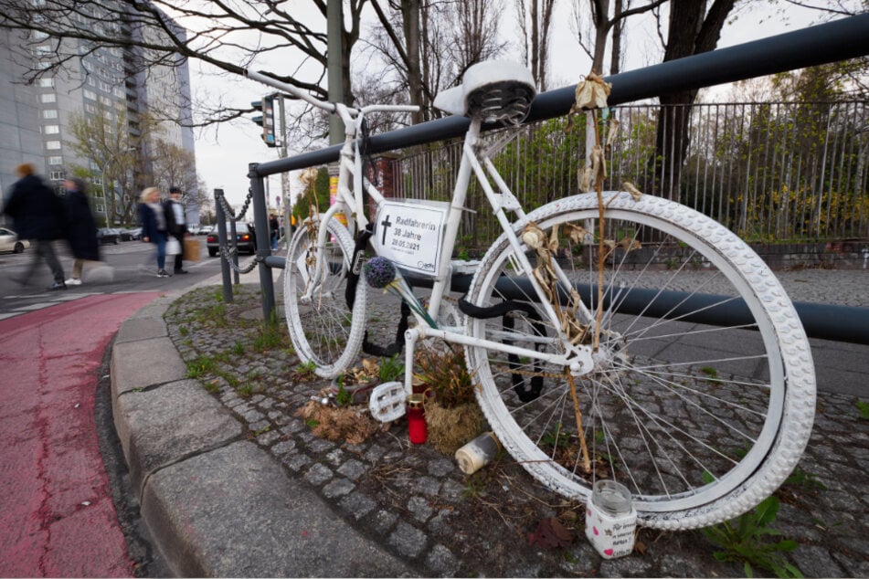 Das Ghost-Bike in Berlin soll an eine Radfahrerin erinnern, die wenige Tage nach einem Verkehrsunfall im Mai 2021 im Alter von 38 Jahren ums Leben gekommen ist.