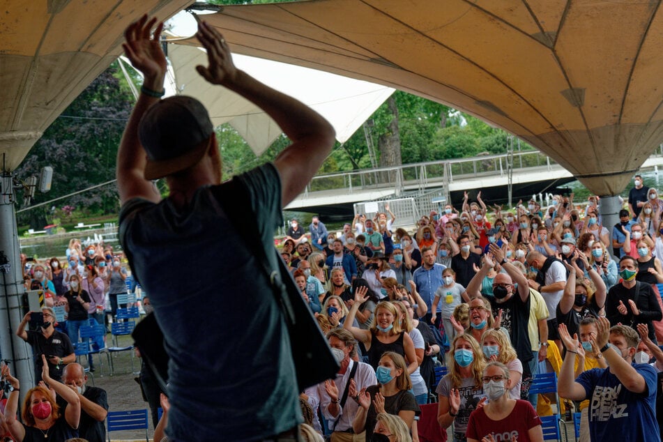 Mehrere Bands haben an Fronleichnam am Kölner Tanzbrunnen vor 500 Menschen gespielt und für gute Laune gesorgt.