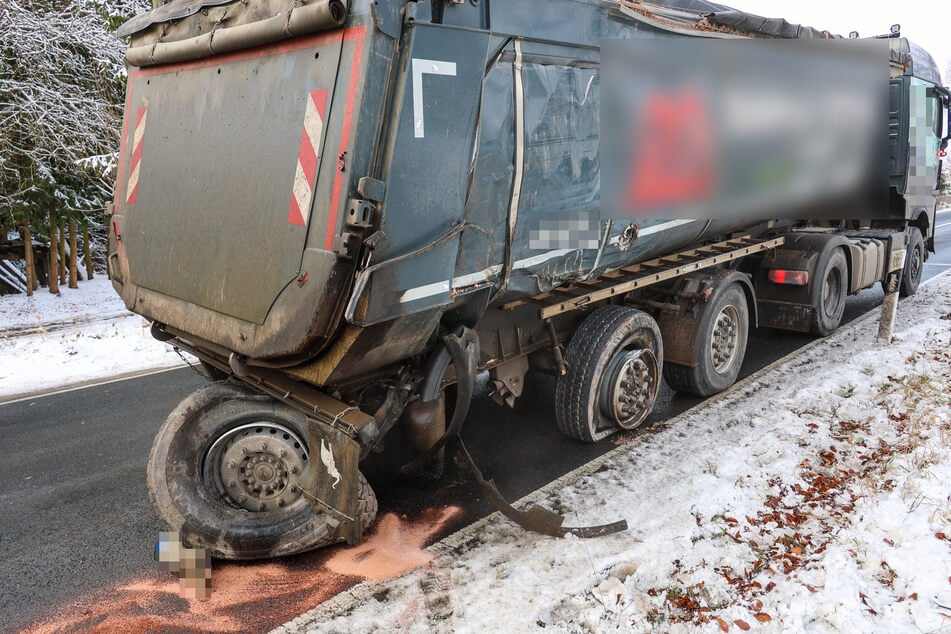 Dieser Lkw krachte am Donnerstag auf der S274 bei Zschorlau gegen einen Baum.