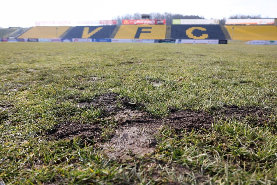 So sah der Rasen im Vogtlandstadion am Sonntag aus. 14 Uhr zum eigentlichen Anstoß war er an wenigen Stellen noch eisig, aber besser als heute vor zwei Wochen beim Nachholer gegen Halle.