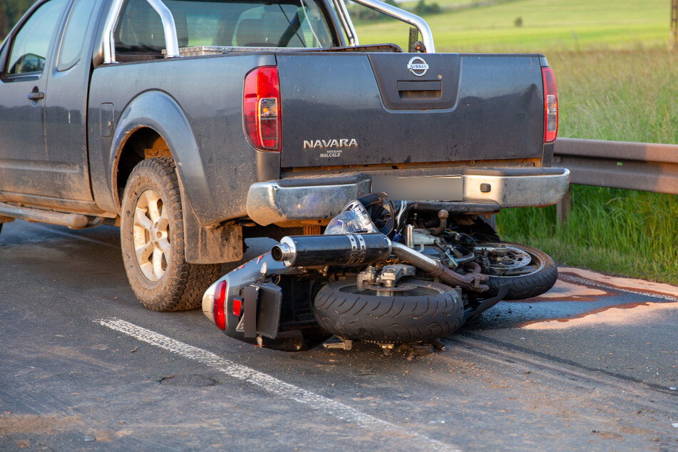 Am Mittwochabend ist bei Waltershausen ein Motorradfahrer (59) mit seinem Bike gestürzt. Er wurde schwer verletzt.