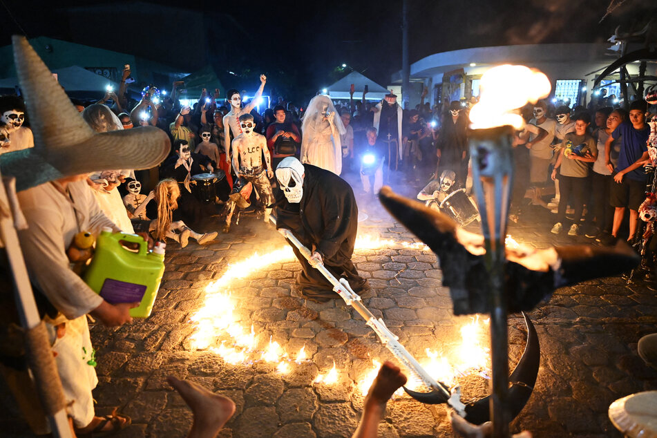 Nachtschwärmer nehmen am Vorabend des "Tages der Toten" in Tonacatepeque, El Salvador, an der Parade "La Calabiuza" teil.