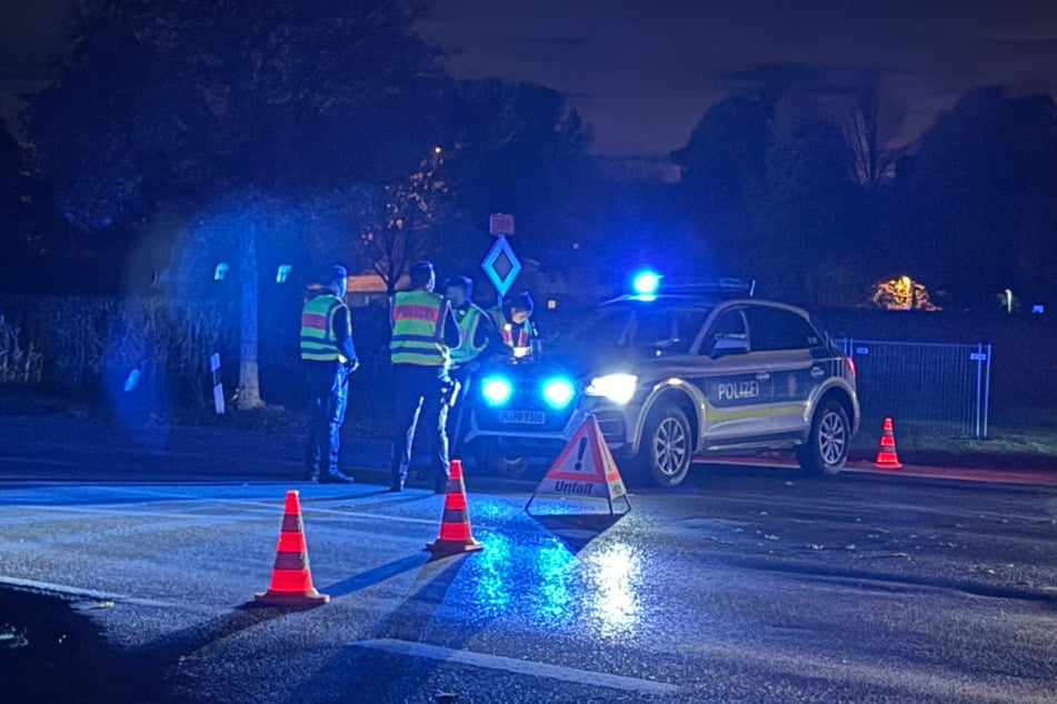 Nach dem Vorfall hat die Polizei im Umkreis des betroffenen Bereichs Verkehrssperren eingerichtet.