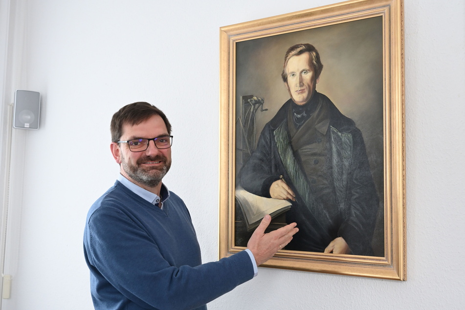 Bürgermeister Andreas Gruner (49, parteilos) vor dem Gemälde von Andreas Schubert im Ratssaal. Das Bild ist eine Kopie von Katrin Lindner (61) nach einem Ölbild von Ludwig Kriebel (1842).