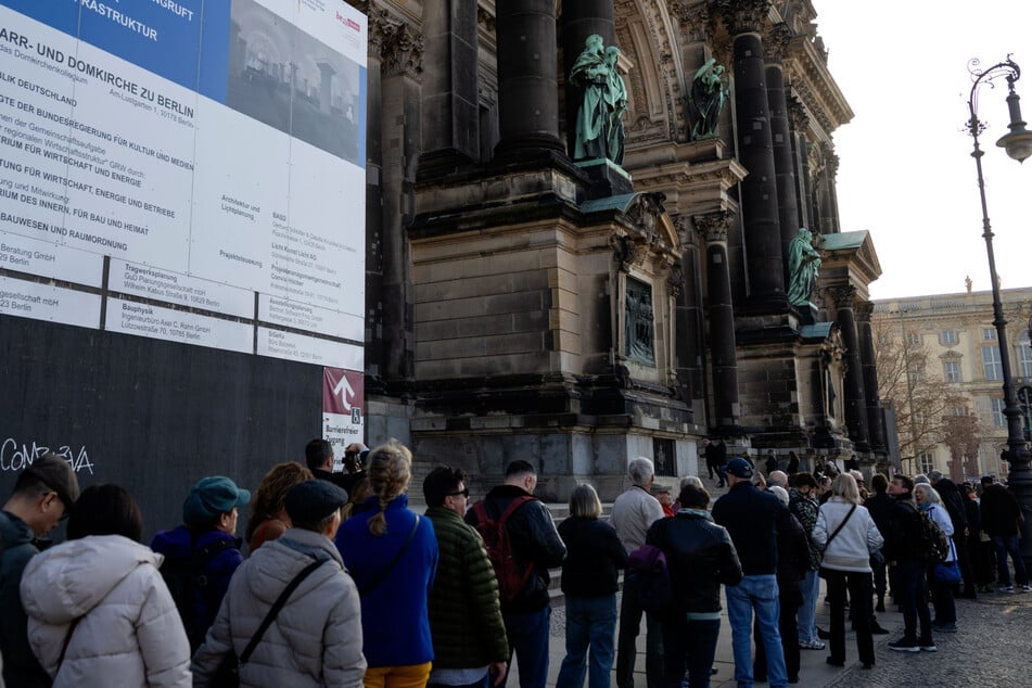 Berlin: Menschenschlange in Berlin-Mitte: Warum stehen hier so viele an?