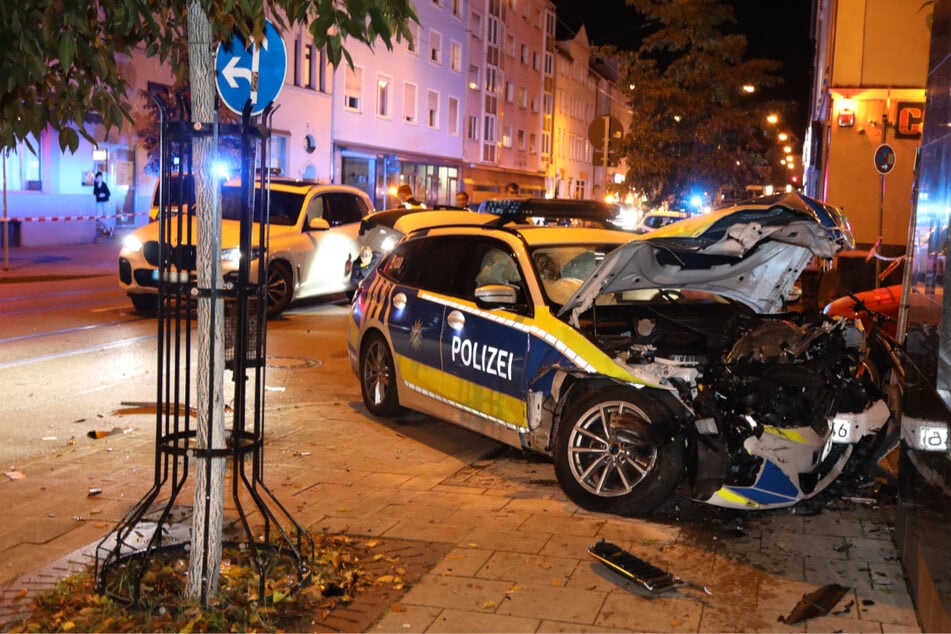 Der Streifenwagen erlitt einen Totalschaden. Der BMW (l.) musste ebenfalls abgeschleppt werden.