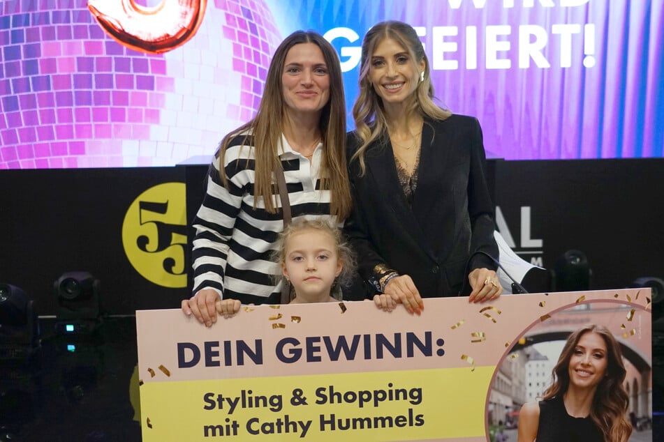 Die vierjährige Anisa war am Donnerstag ein echter Glücksbringer: Sie erbuzzerte den Hauptpreis "Ein Tag mit Cathy Hummels" für ihre Mama. Zur Freude derer und auch Cathy Hummels, die direkt auch noch anbot, Anisa babyzusitten.