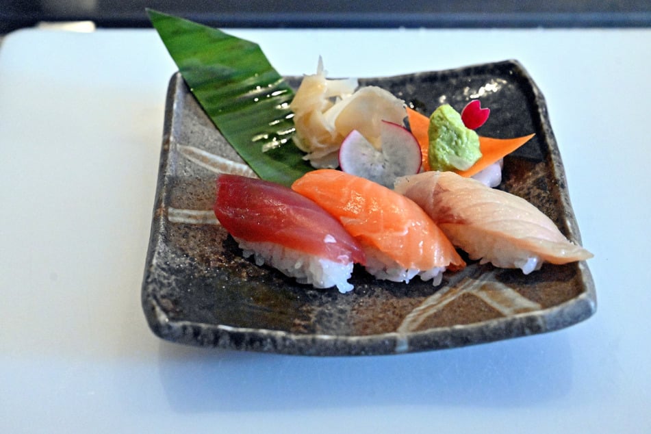 Ein Teller mit einer kleinen Auswahl an Sashimi.