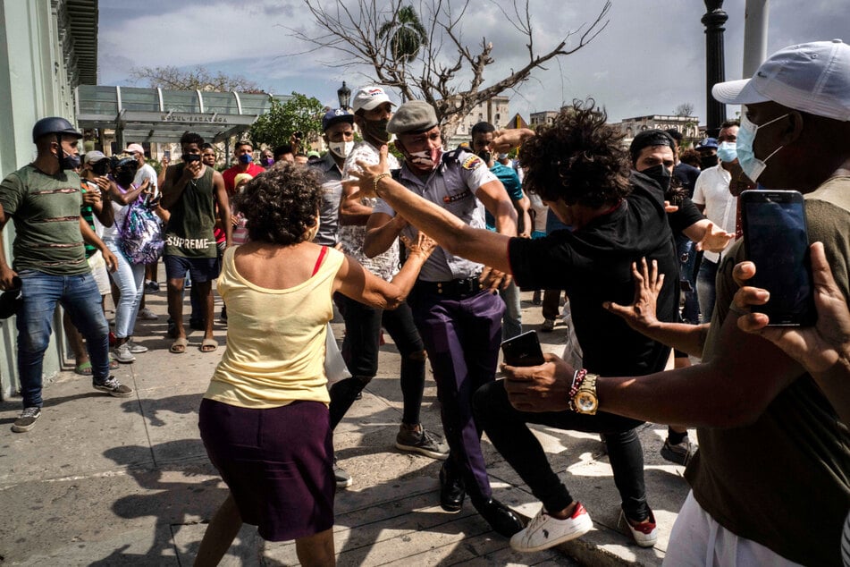 Zahlreiche Menschen haben im vergangenen Juli überwiegend friedlich gegen die kubanische Regierung demonstriert, doch Sicherheitskräfte lösten die Proteste gewaltsam auf.