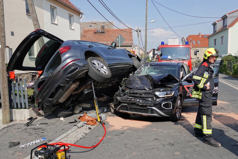 Der Audi blieb schräg auf dem VW stehen und musste von der Feuerwehr angehoben werden.