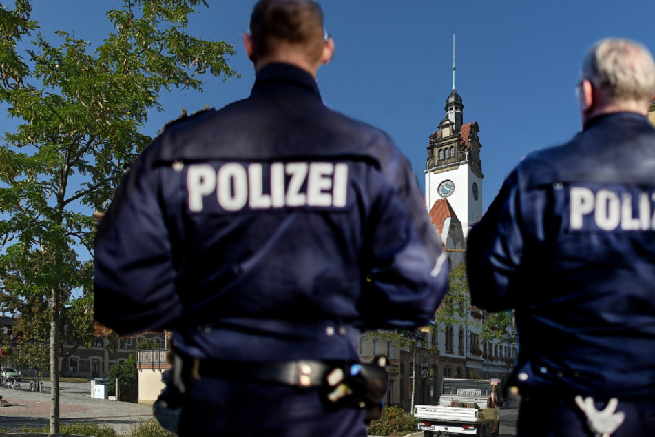 Die Tat geschah in Freital-Potschappel auf der Dresdner Straße in Höhe des Rathauses. (Bildmontage)