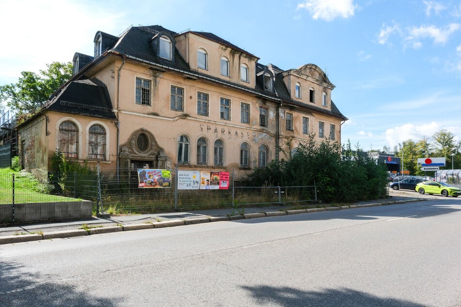 Auf dem Gelände der alten Sparkasse am Bahnhof Siegmar soll der neue Aldi entstehen. Das marode Denkmal sollte abgerissen werden.