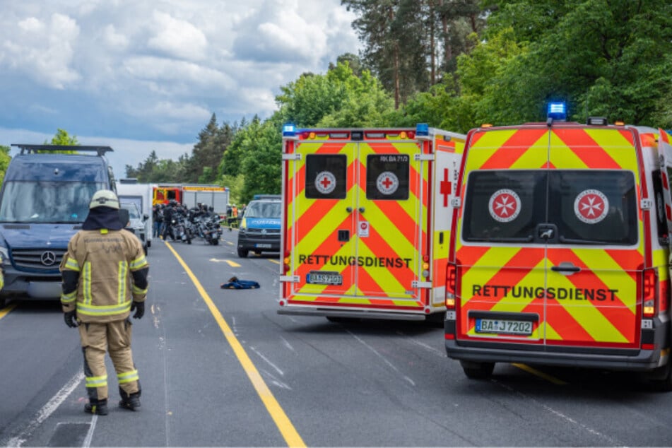 Kettenreaktion endet in Motorrad-Unfall: Biker wird von Sprinter überrollt