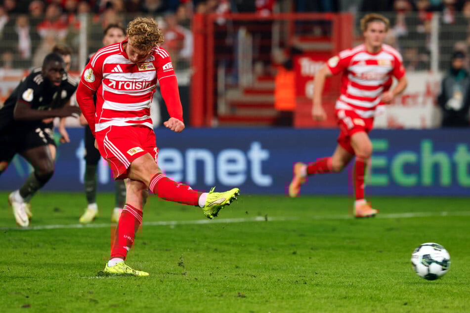 Den ersten Strafstoß hat Leopold Querfeld noch mit viel Überzeugung und ohne taktische Spielchen in die Maschen gedonnert.