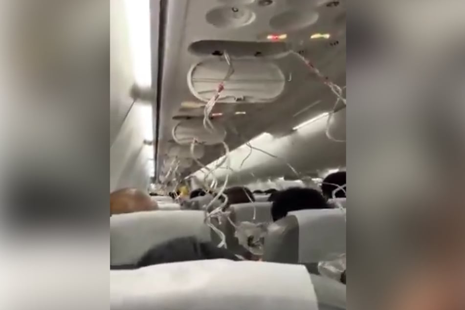 Nach einem plötzlichen Knall mussten die Passagiere schnell die Sauerstoffmasken aufsetzen.