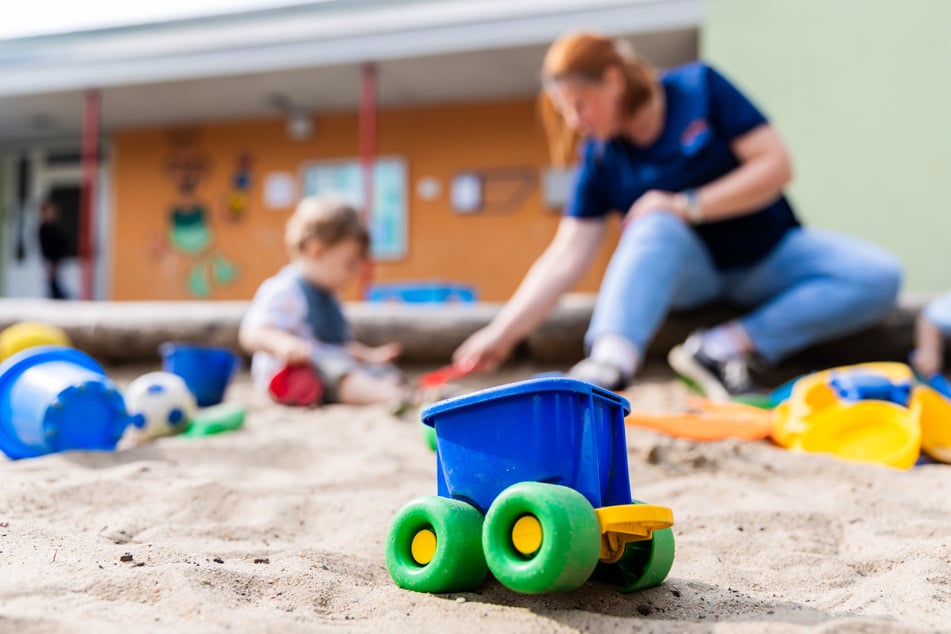 Eltern müssen es künftig nicht mehr begründen, wenn ihre Kinder länger als die Regelzeit in die Krippe gehen. (Symbolbild)