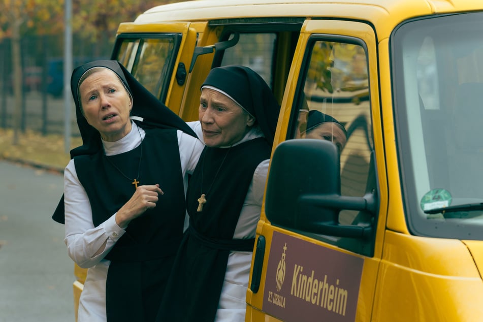Schwester Klara (Petra Zieser, 68, l.) ist besorgt über den Zustand von Schwester Johanna (Elisabeth Niederer, 66, r.).