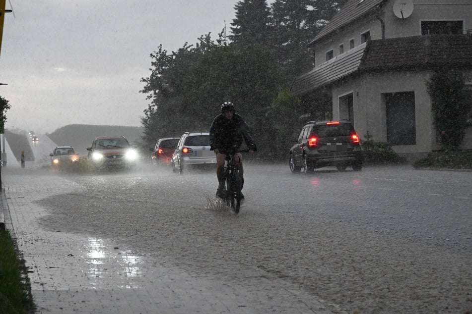 Unwetter zogen am heutigen Freitag über Ostsachsen. In Oppach (Landkreis Görlitz) drückte der Starkregen Gullys nach oben und überflutete Straßen.