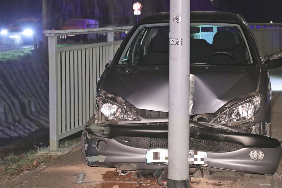 Heftiger Unfall in Dresden: Auto kracht gegen Laterne - Fahrer schwer verletzt
