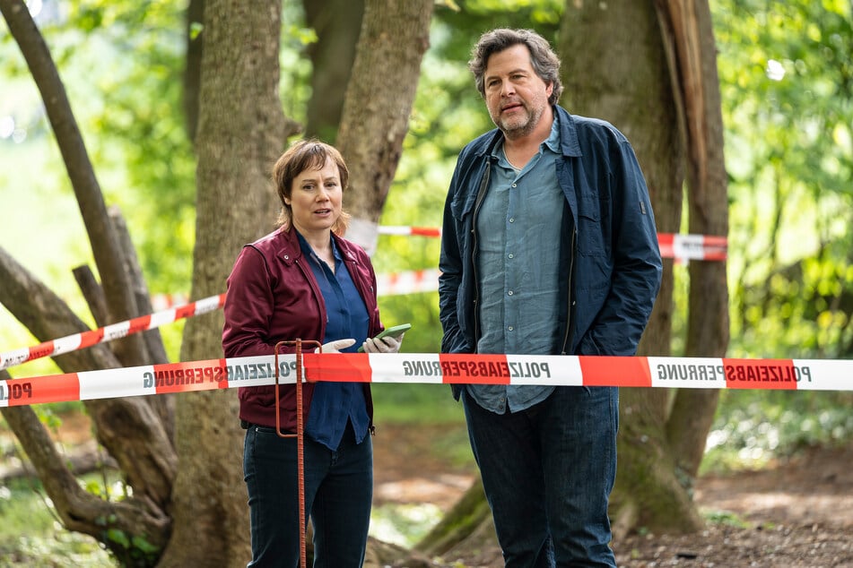 Franziska Tobler (Eva Löbau, 52) und Friedemann Berg (Hans-Jochen Wagner, 55) finden am Tatort nur wenige Hinweise.