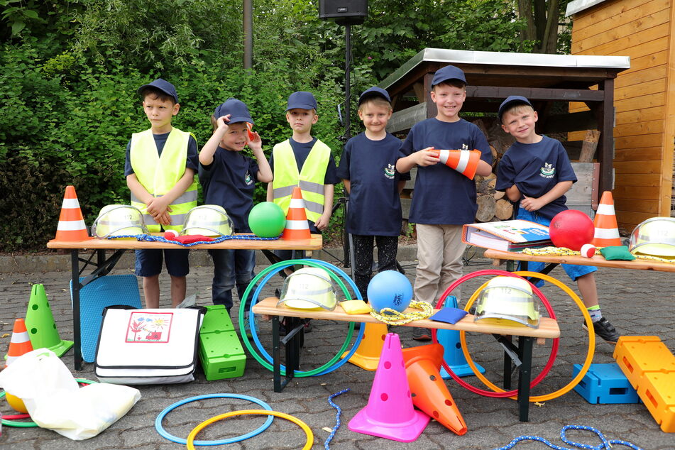 Sechs kleine Jungs trainieren ab sofort bei der neuen Gorbitzer Kinderfeuerwehr.