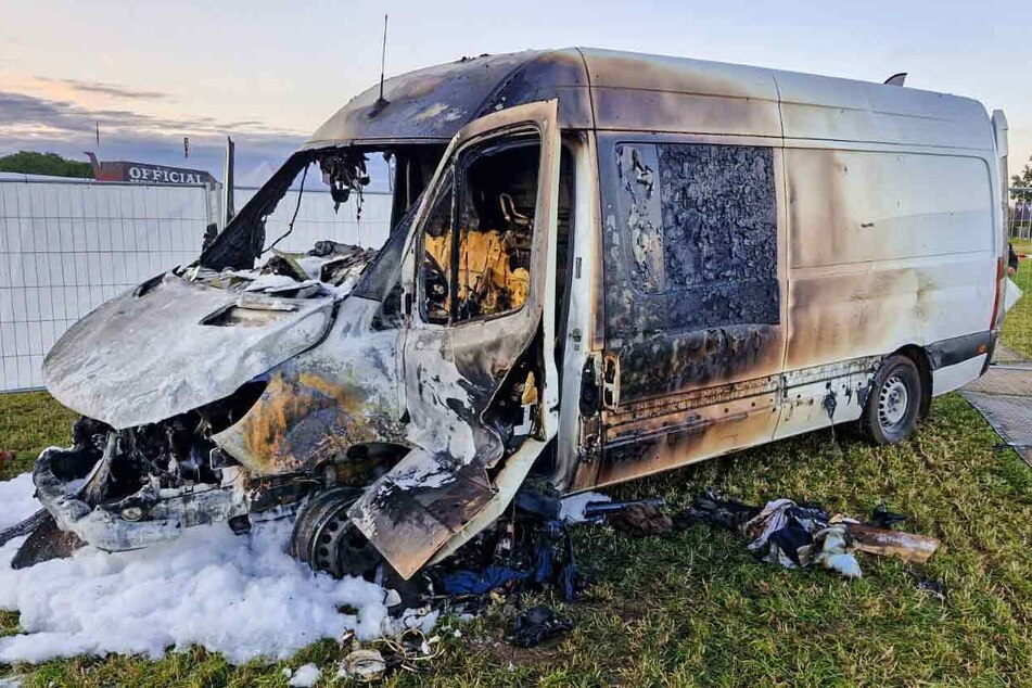 Auch auf Autos sind die Flammen übergegangen.