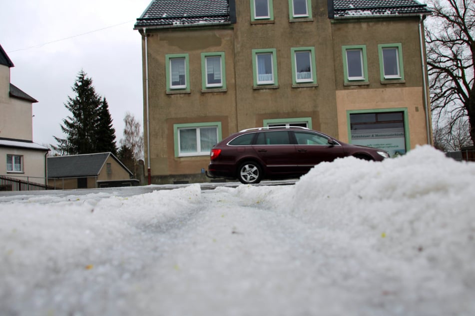 Heftige Graupelschauer gingen unter anderem über Schönheide im Erzgebirge nieder.