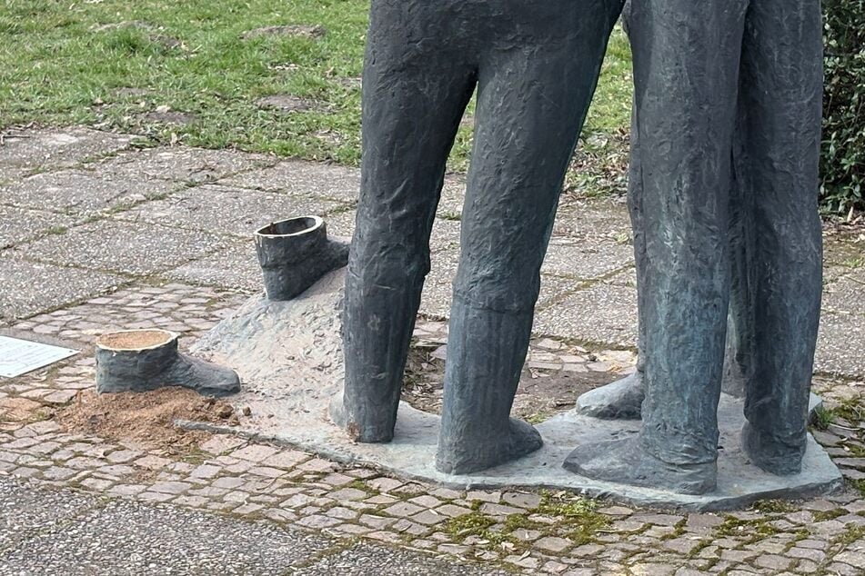 An den Beinen wurde die Statue abgetrennt.