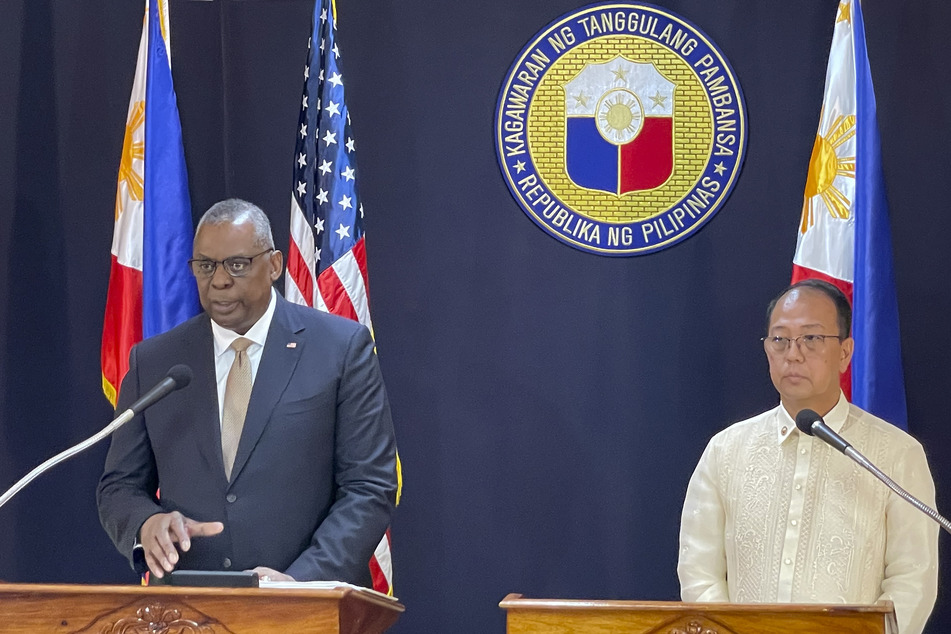 Der US-Verteidigungsminister Lloyd Austin (69, l.) und der Philippinische Verteidigungsminister Carlito Galvez Jr. (60) gaben bei einer Pressekonferenz bekannt, dass die USA ihre militärische Präsenz fast verdoppeln wird.