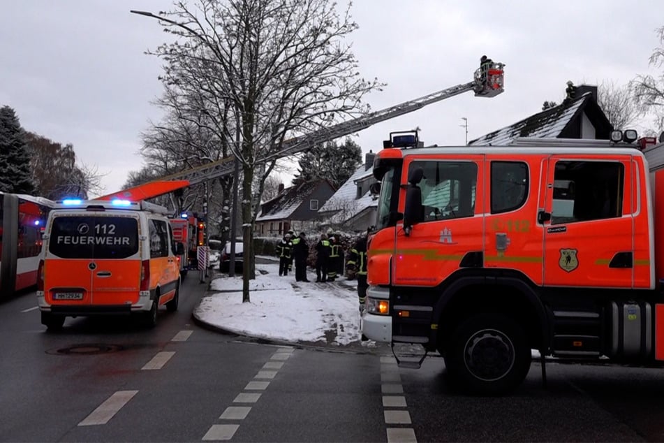 Die Feuerwehr Hamburg wurde am Samstag über einen Mann informiert, der angebliche in einem Schornstein feststecke.