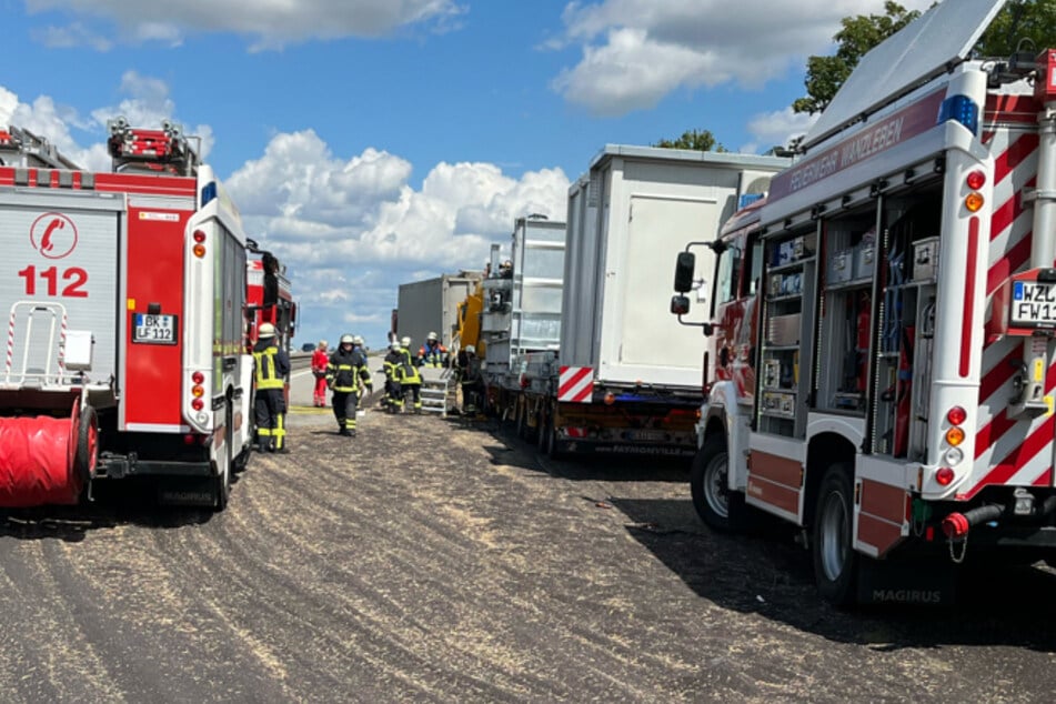 Unfall A14: A14 gesperrt: Schwerlaster kracht in Stau-Ende, zwei Menschen verletzt