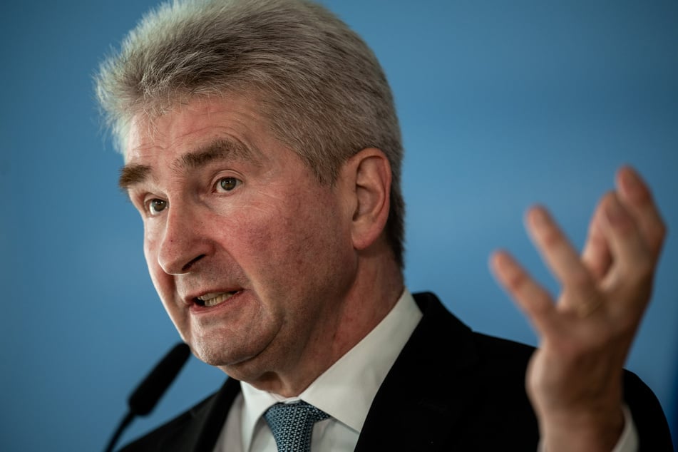 Andreas Pinkwart (60, FDP) hält die Öffnung der Außengastronomie in Kommunen mit einer Sieben-Tage-Inzidenz von unter 100 zu Pfingsten für "einen guten Weg". (Archivfoto)