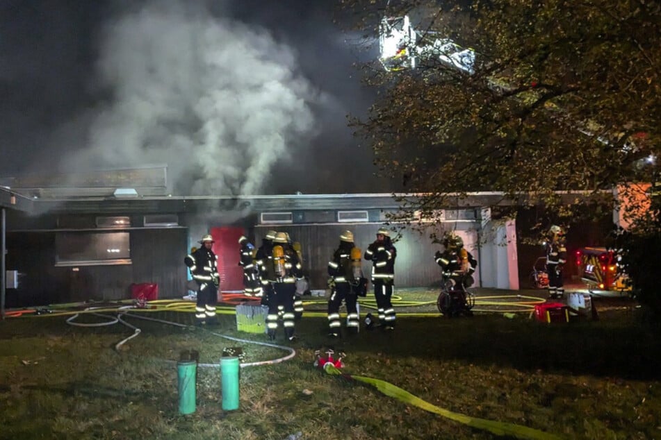 Die Nachlöscharbeiten am Gebäude zogen sich in die Länge.