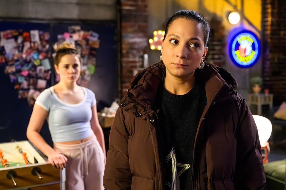 Charlie (r.) muss verheimlichen, dass sie mit Deniz trainiert hat.