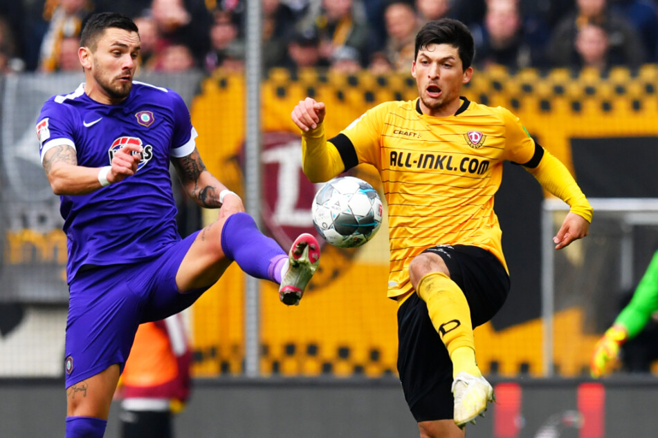 Das vorerst letzte Spiel am 8. März gewann Dynamo mit 2:1 gegen Aue. Hier kämpft Jannis Nikolaou (r.) mit Pascal Testroet um den Ball.