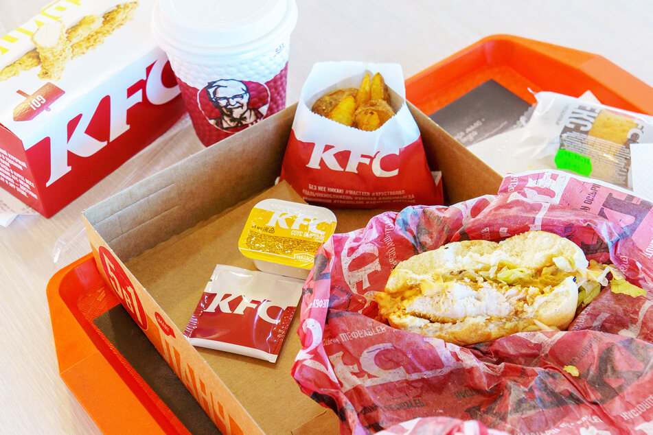 Ein Fast-Food-Menü von "Kentucky Fried Chicken" liegt auf einem Tisch. (Symbolbild)