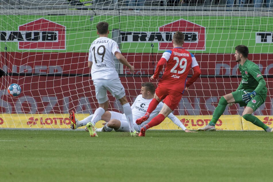 Heidenheims Tobias Mohr nutzte ein Missverständnis von St.-Pauli-Keeper Nikola Vasilj (rechts) und Philipp Ziereis (am Boden) zur Heidenheimer Führung.