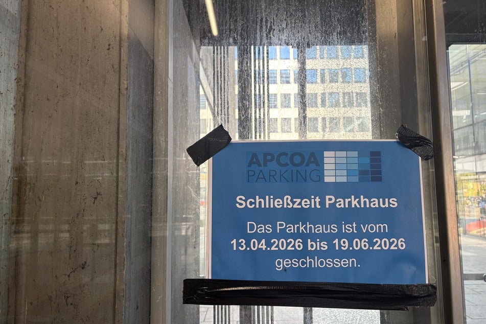 Mehrere Schilder zeigen das baldige Ende der Schließzeit an. Ab dem Wochenende ist das Parkhaus dann wieder für die Allgemeinheit geöffnet.