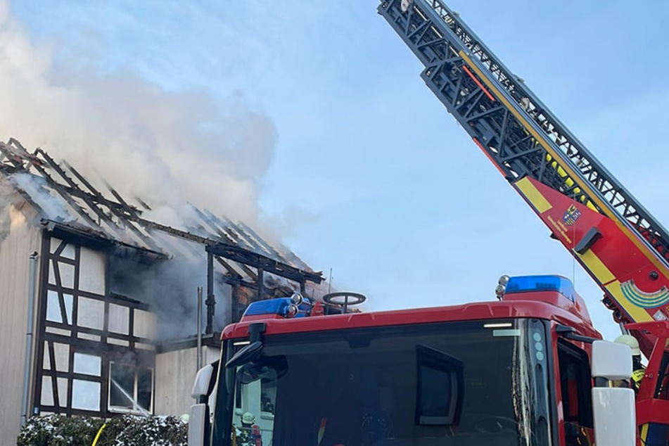 Enormer Schaden: Fachwerkhaus nach Feuer unbewohnbar