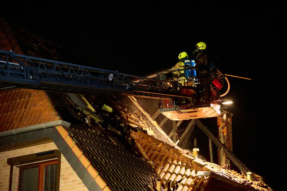 Nach einem Feuer in Berlin-Marzahn entdecken Einsatzkräfte im verwüsteten Gebäude zwei Leichen.