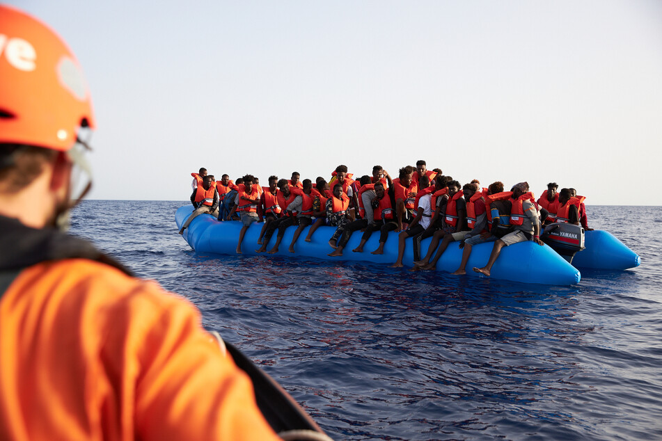 Auf dem Mittelmeer: Auch die Evangelische Kirche unterstützt die Seenotrettung von Migranten.